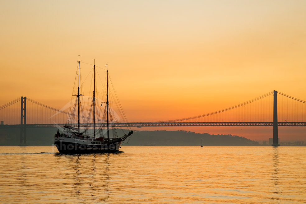 Schooner on river Tagues in Lisbon. Slawek Staszczuk photography workshops and courses.