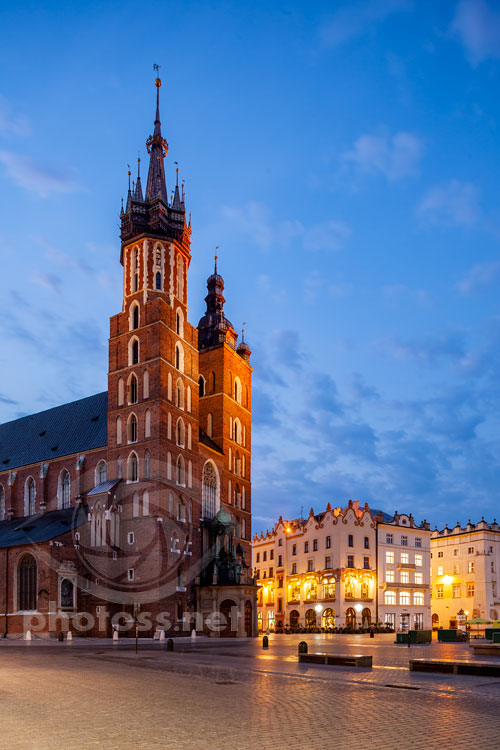 Use polarizer to control contrast in frame. Krakow old town.